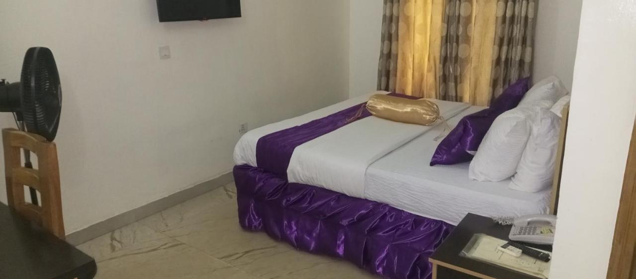Nue-Crest Hotels & Suites Enugu Bagian luar foto